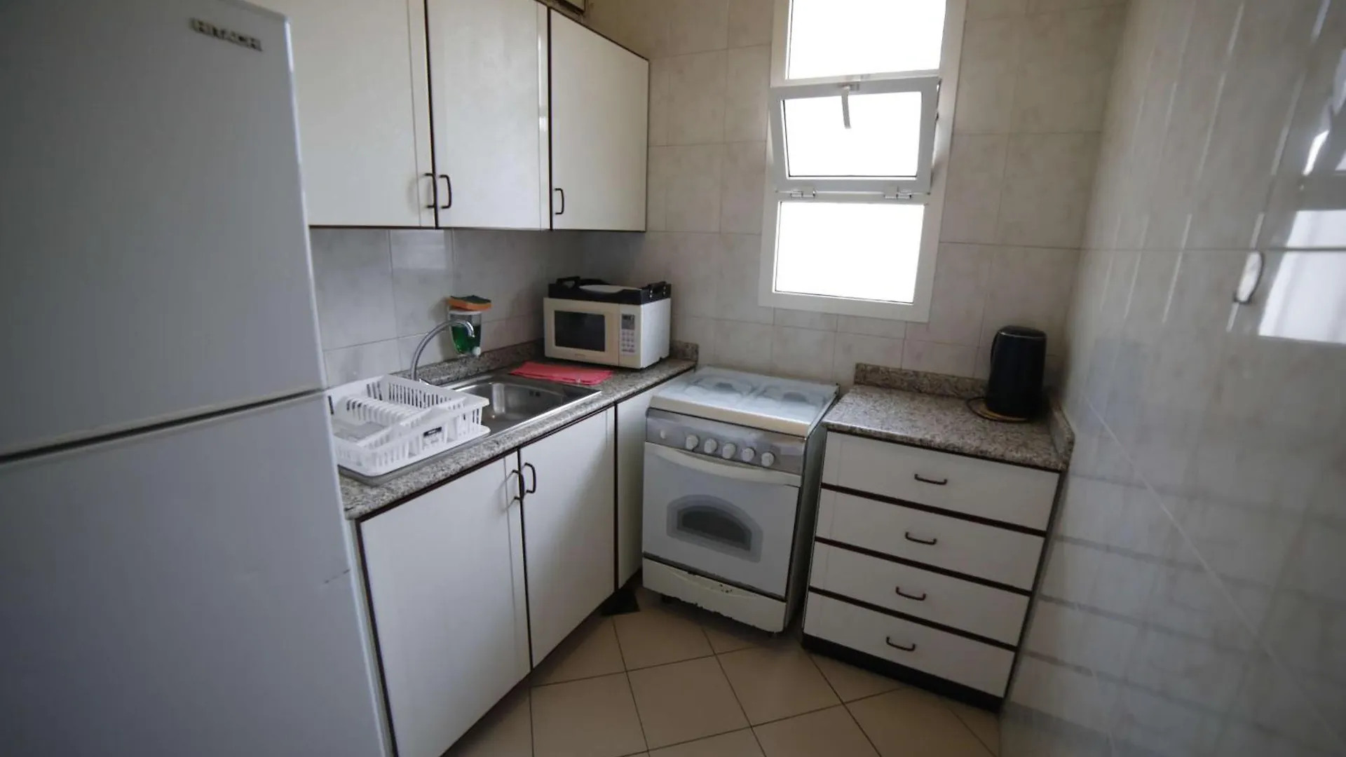 Holiday Home Suites بيروت 4*,