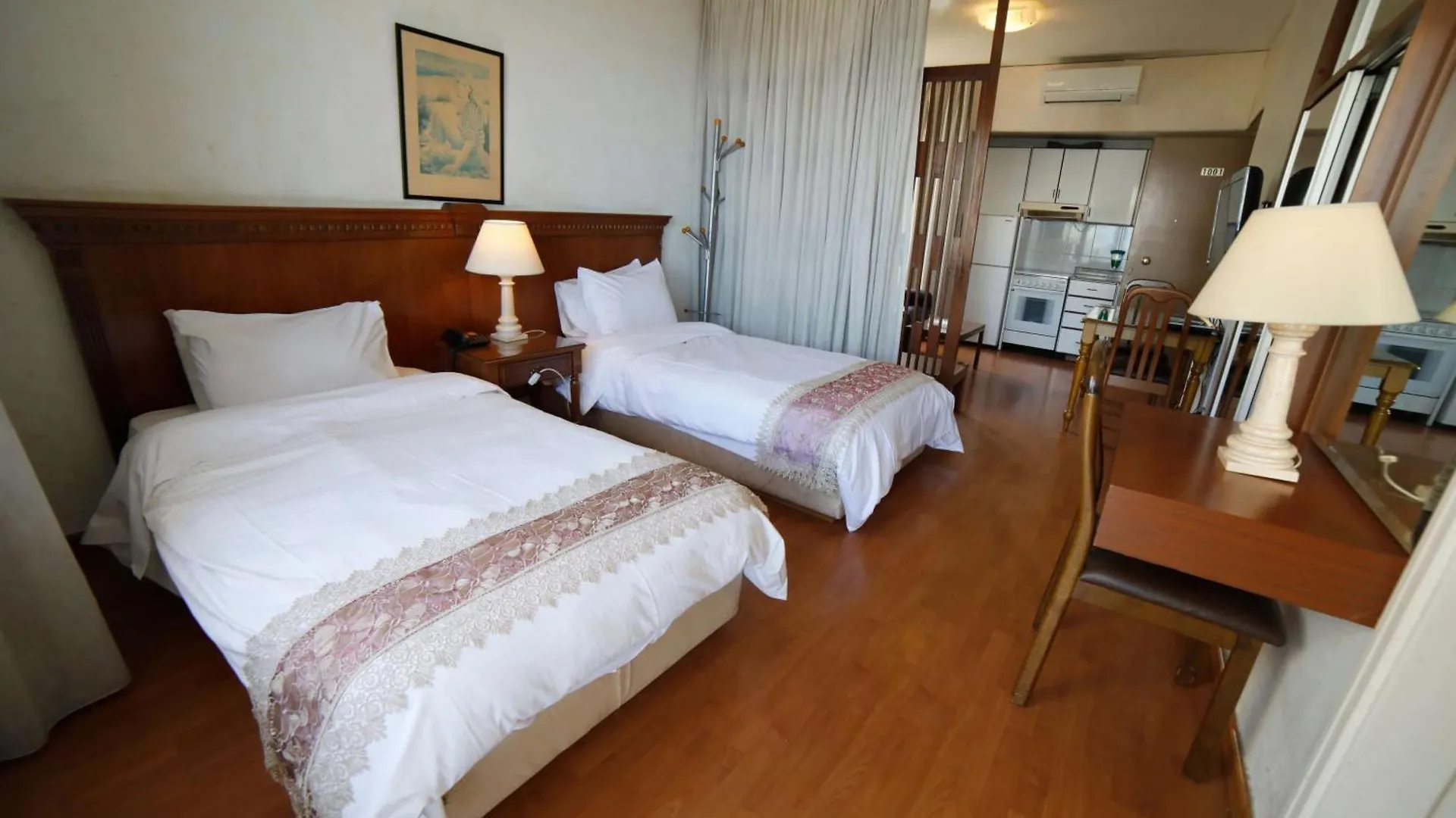 Holiday Home Suites Beirut 4*,